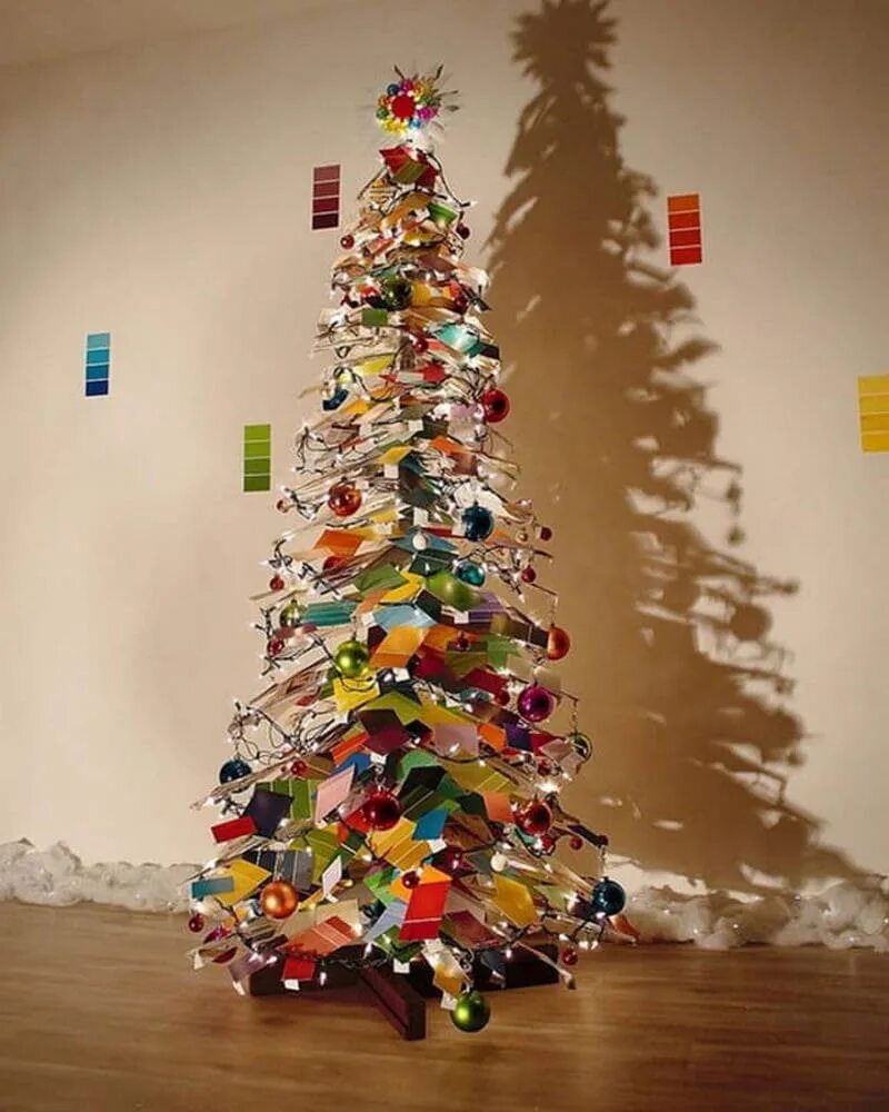 Креативно нарядить елку. Не обычно украшенная ела. Креативно нарядить елку. Креативное украшение елки. Самое креативное украшение на елку.