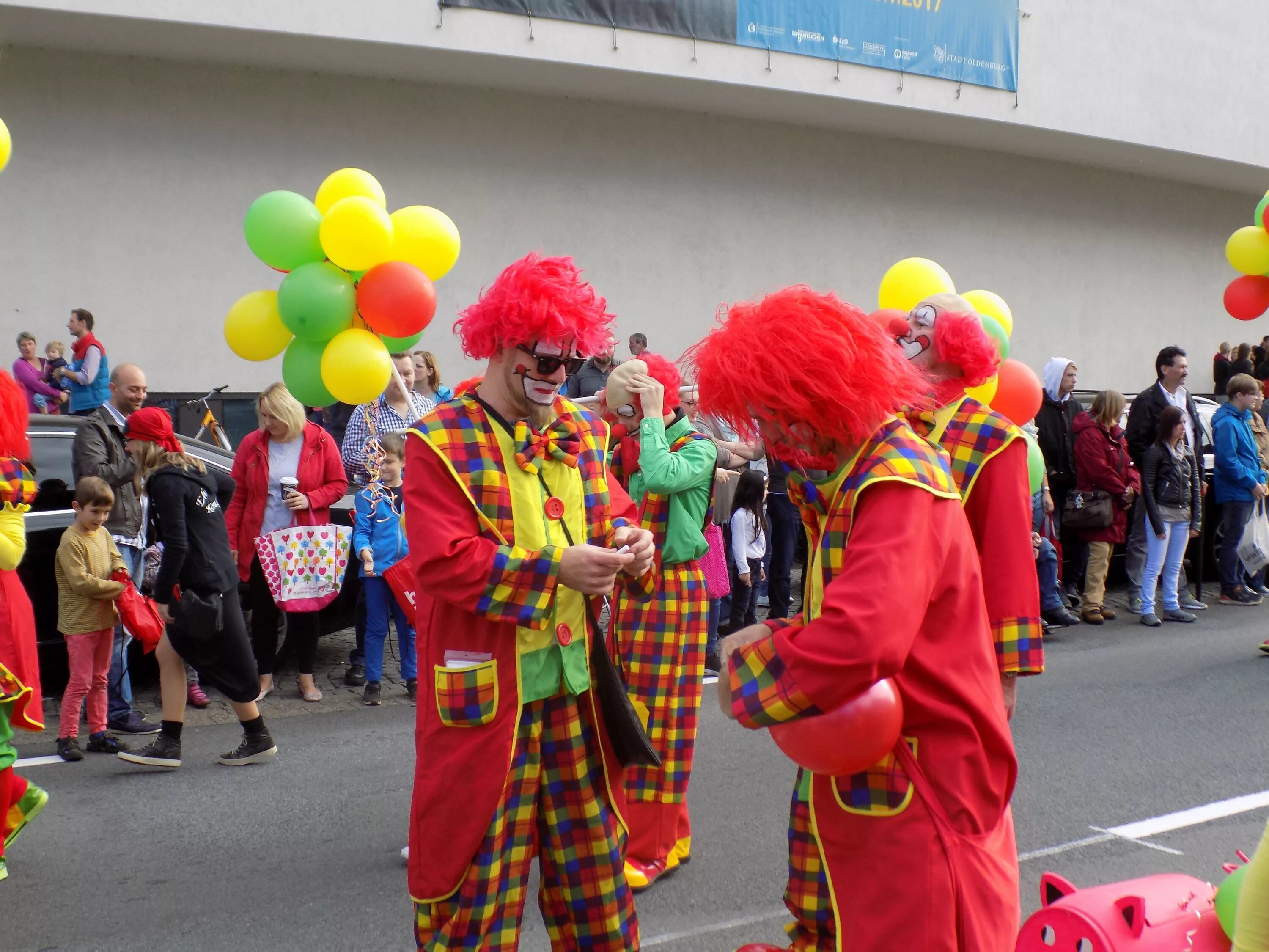 Клоуны конкурсы. Праздник клоунов. Клоунское шествие. Парад клоунов. Фестиваль клоунов карнавал.