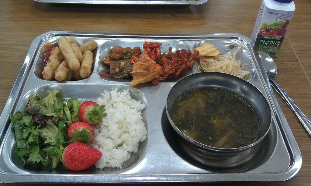 Южный обед. Школа в Южной Корее столовка. Еда в армии Южной Кореи. Южная Корея столовая в школе. Еда в корейских школах.