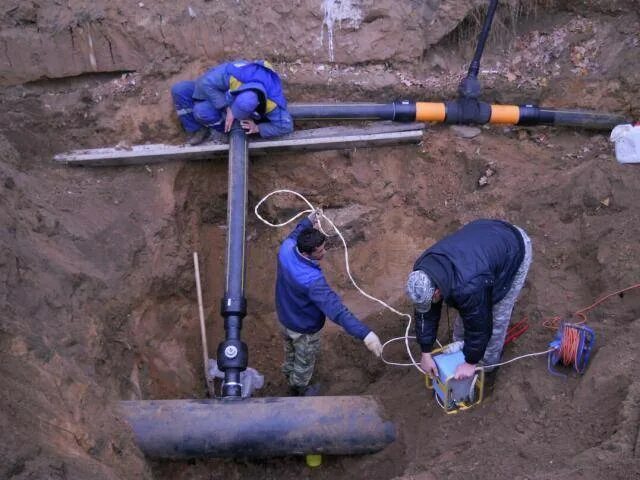 Врезка в существующую сеть. Врезка водопровода в 200 магистраль. газопровод низкого давления подземный пэ100. сварка подземного газопровода пэ100. инструмент для врезки под давлением в водопровод 300 мм.