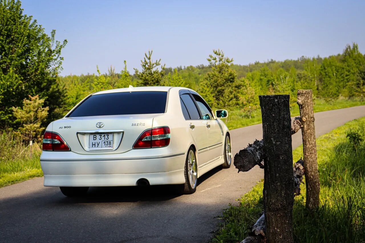 Brevis est. Toyota Brevis 2002. Тойота Бревис 2003. Спойлер Тойота Бревис. Toyota Brevis белая.