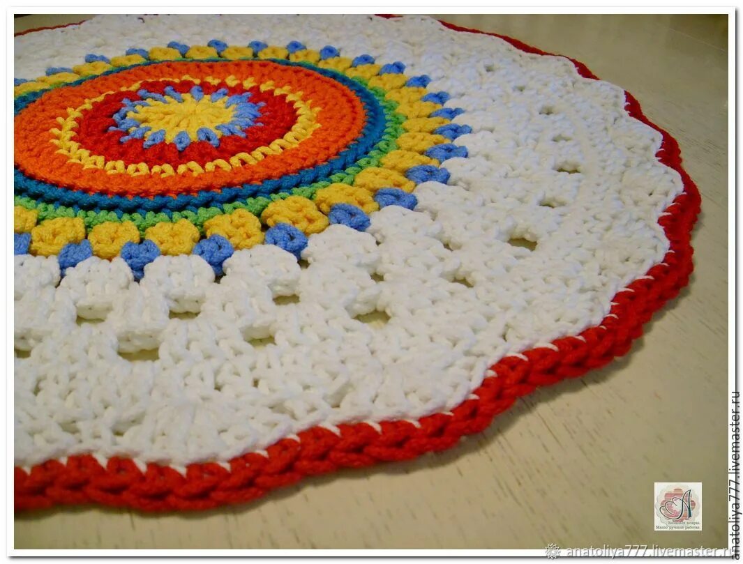 Круглые цветные коврики. Вязаные коврики из цветных ниток. Ковер из остатков пряжи. Коврик связанный из полиэтиленовых пакетов. Вязаные коврики.