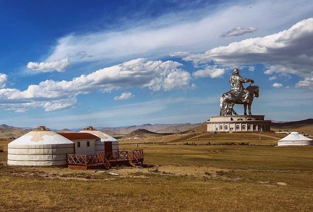 Монголия столица какой страны. Улан Батор юрта. Монголия Улан Батор. Юрта Чингисхана Улан Батора. Сыргалы Монголия.