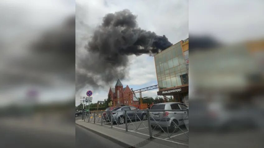 Прогноз в колпино на сегодня. Пожар в Колпино. Пожар в Колпино 08.04. Сгоревшая Ока в Колпино. Горит крыша Окея в Колпино.