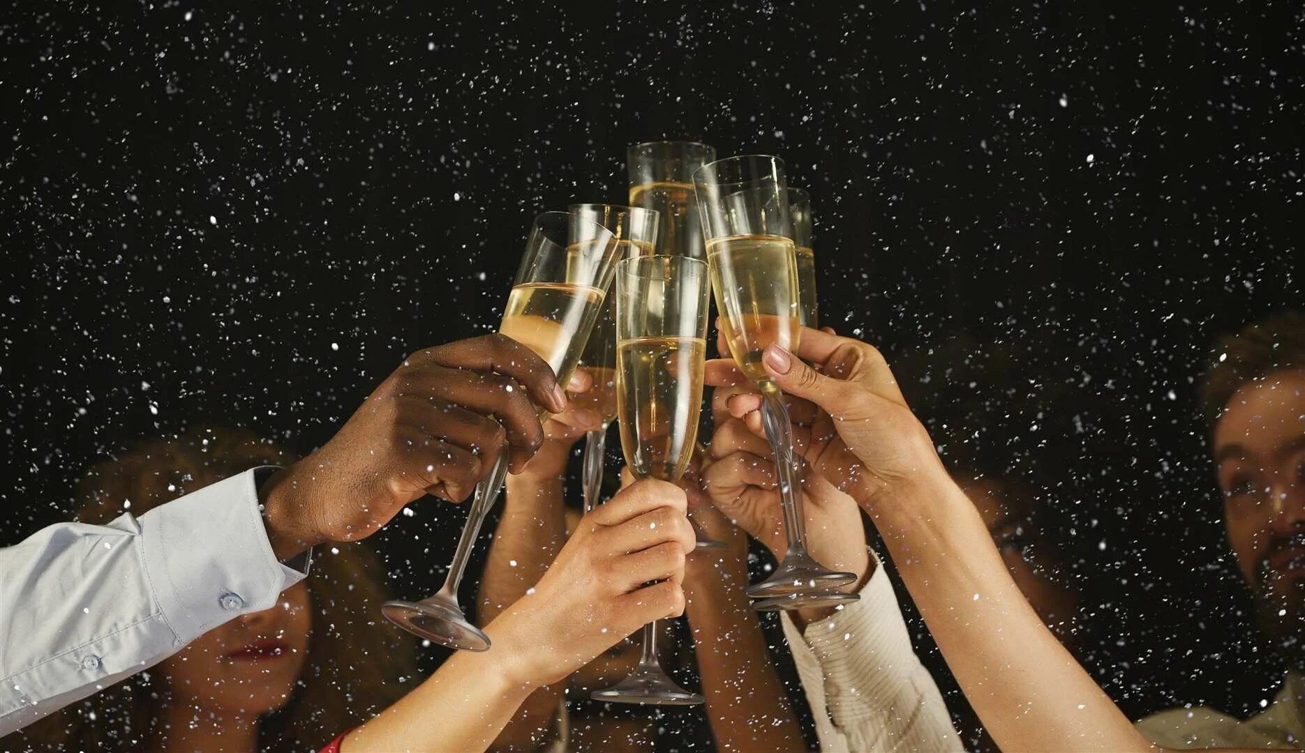 Шампанское хеннесси. Девушка с бокалом шампанского. Кончается шампанское. Бокалы с шампанским. Девушка пьет шампанское.