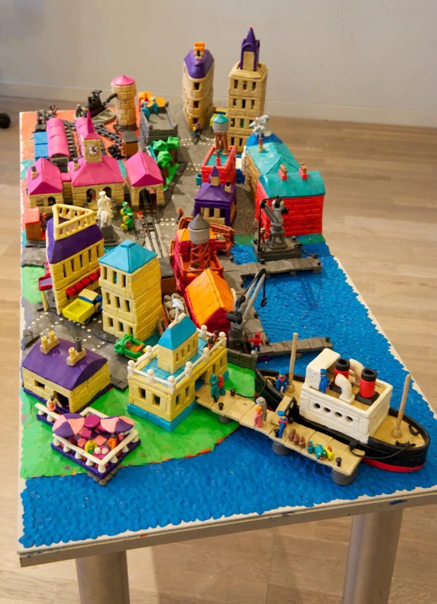 Город из пластилина. Лепим город. Дом из пластилина. Макет города из пластилина. Поделка детский сад будущего.