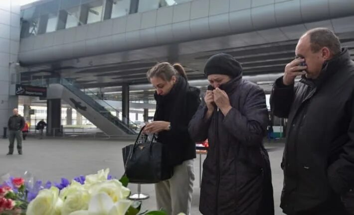 Родственники погибших в москве. Родственники жертв авиакатастрофы в аэропорту. Директор Когалымавиа.