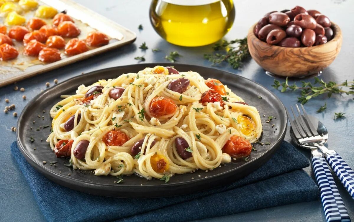 Тальятелле alla Carbonara. Паста карбонара и болоньезе. Паста карбонара с помидорами. Гнезда фетучини.