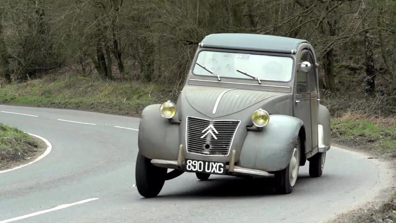 The car is slow. Самые необычные французские автомобили. Самый дурацкий французский автомобиль. 3х колесная французская машина. Мем про французские машины.