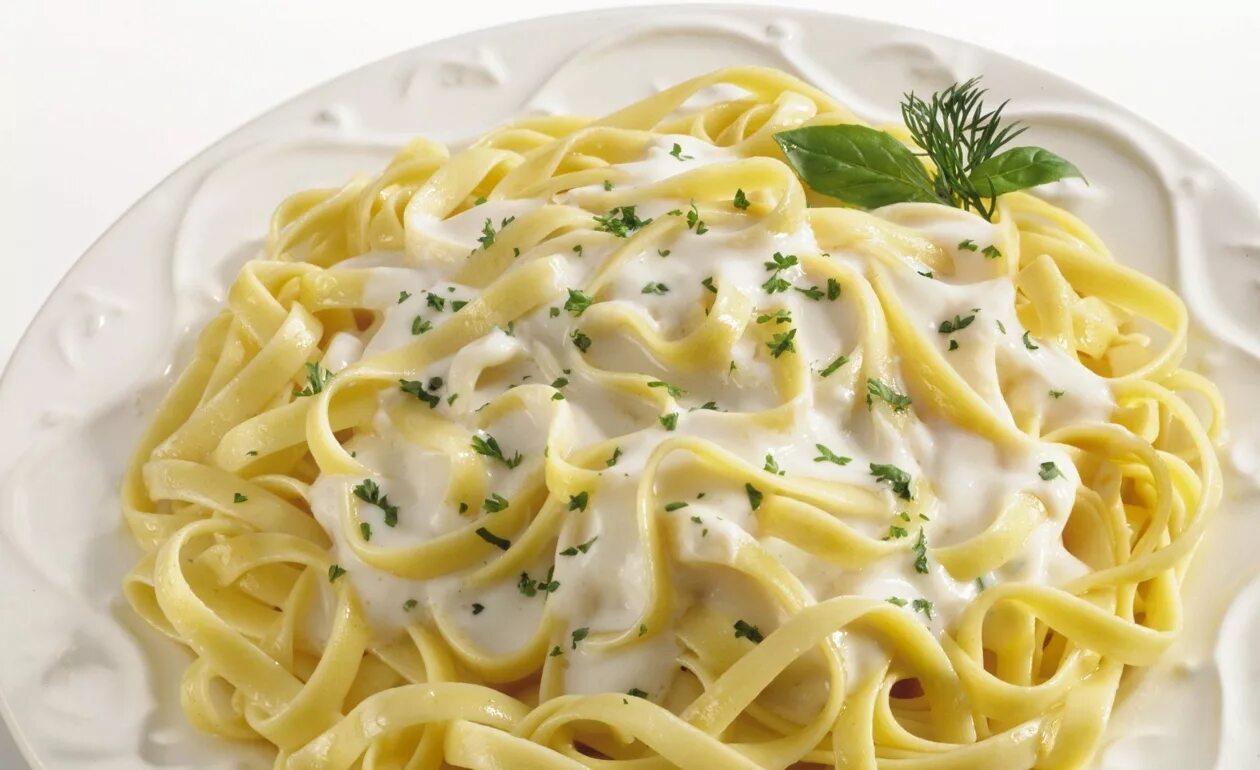 Фетучини и тальятелле. Fettuccine alfredo. Макароны с грибами и сметаной. Сметанный соус для макарон. Макароны с грибным соусом.