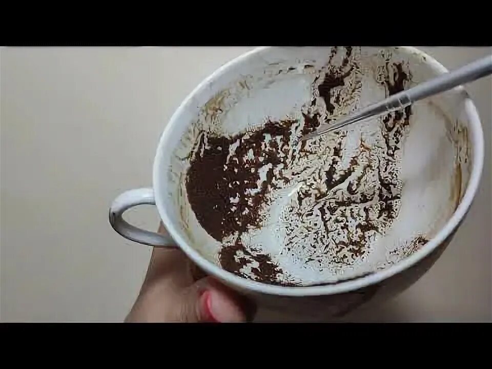 Кружка опрокинутого кофе. Кофейная гуща. Кофе и кофейная гуща. Гуще это. Гадать на кофе.