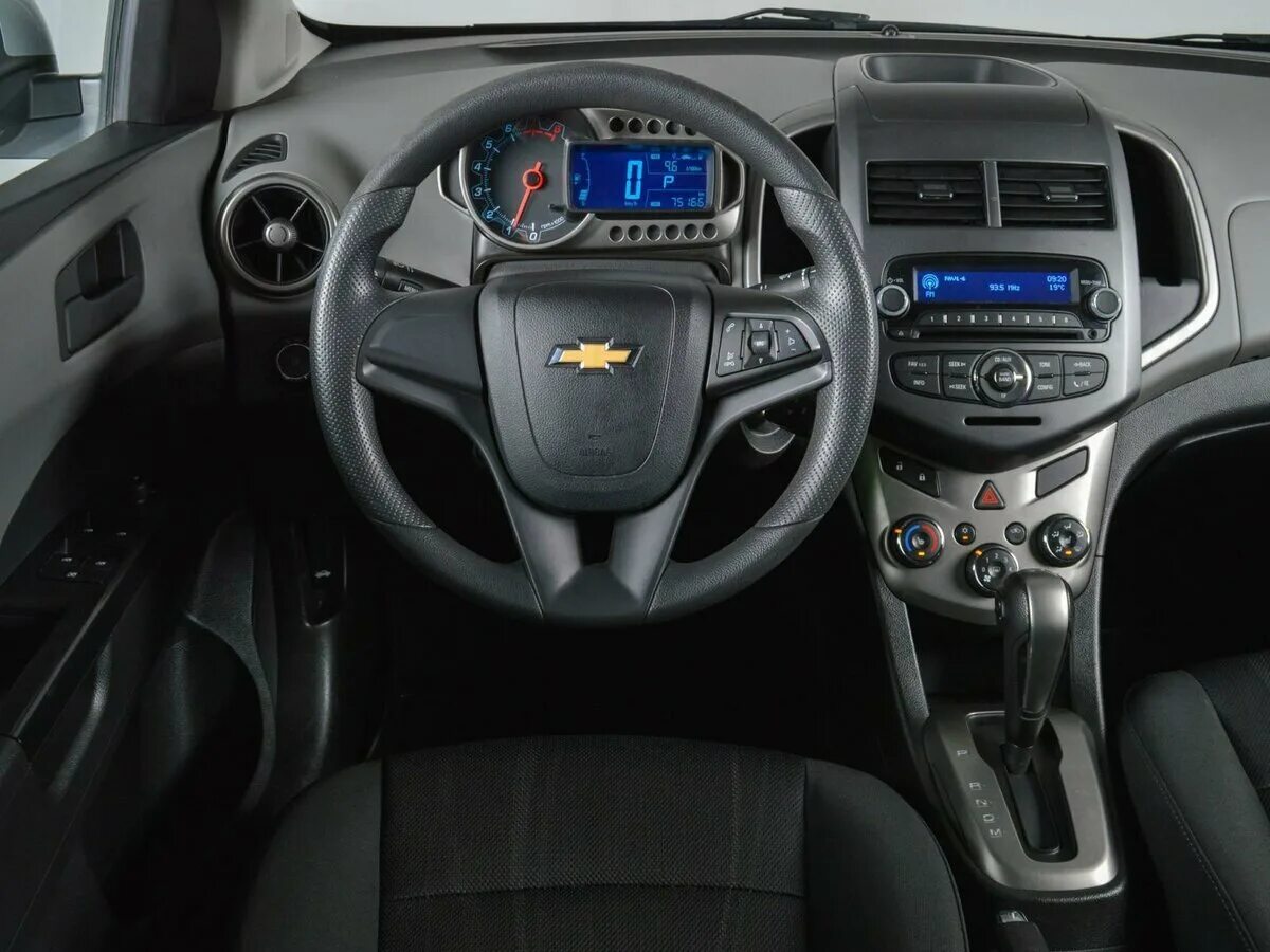 Шевроле хэтчбек салон. Комплектации Шевроле Авео т300. Chevrolet Aveo 2018 салон. Chevrolet Aveo 2017 салон. Chevrolet Aveo 2013 хэтчбек.