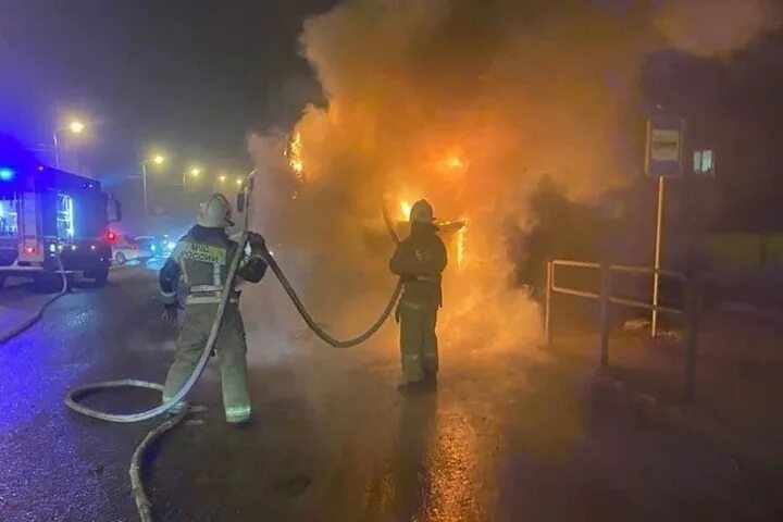 В Астрахани сгорел автобус. Пожар в Ильинке Икрянинский район. Сгорела маршрутка Астрахань. Сгорел автобус в Ростове на Дону. Сгорел автобус волгоград