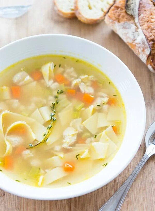 Домашняя курица приготовить суп. Куриный суп. Куриный суп с лапшой. Суп на овощном бульоне. Куриный супчик.