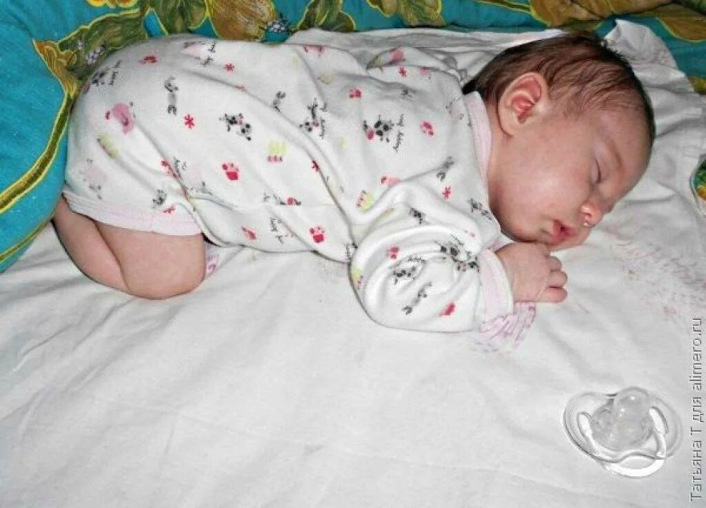 Сколько лежать на животе в месяц. Сон на животе новорожденным.