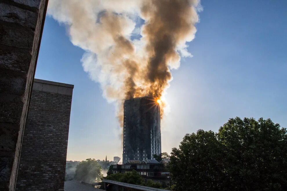 Горит небоскреб. Grenfell Tower в Лондоне пожар. 2017: Пожар в Grenfell Tower в Лондоне. Гренфелл Тауэр Лондон. Grenfell Tower 2020.