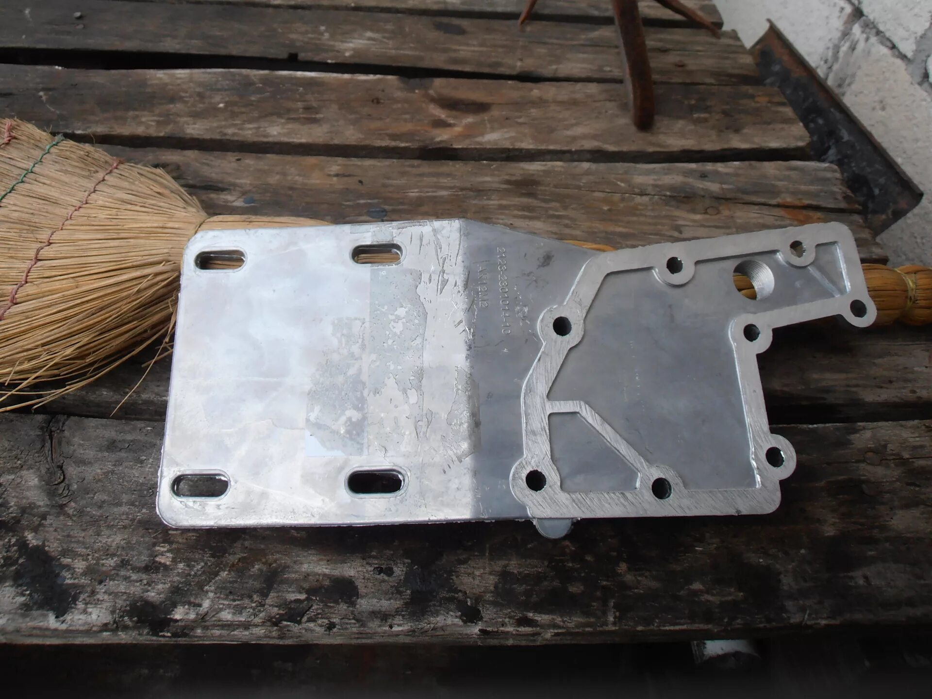 Поддон шевроле нива. Крышка редуктора переднего моста нива шевроле. поддон картера переднего моста 2123. поддон переднего редуктора 2123. крышка переднего моста нива шевроле.