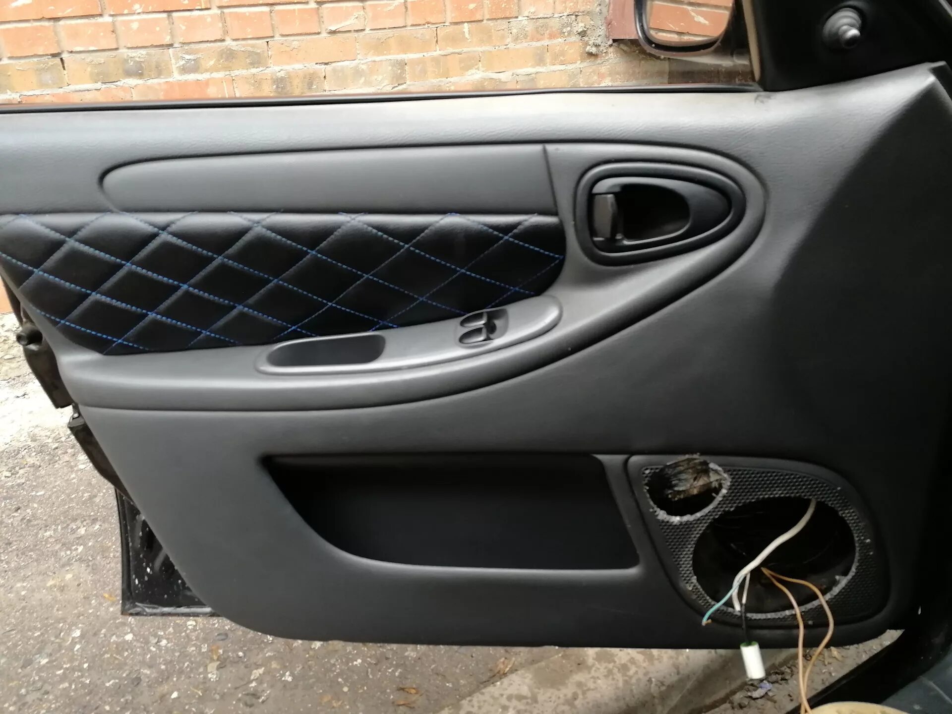 Дверные карты шевроле ланос т100. Перетяжка дверных карт chevrolet lanos. Обшивка шевроле ланос. Обшивка двери дэу ланос. Шевроле ланос обшивки 2007.