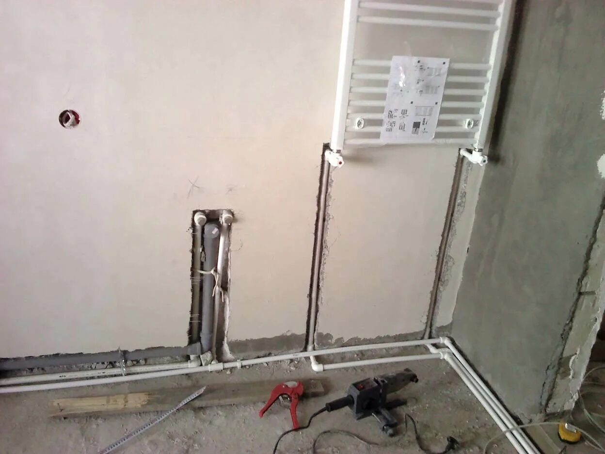 Прячем трубы под. Прячем трубы под. Канализационная труба в стене. Прячем трубы в ванной. Трубы отопления в стене.