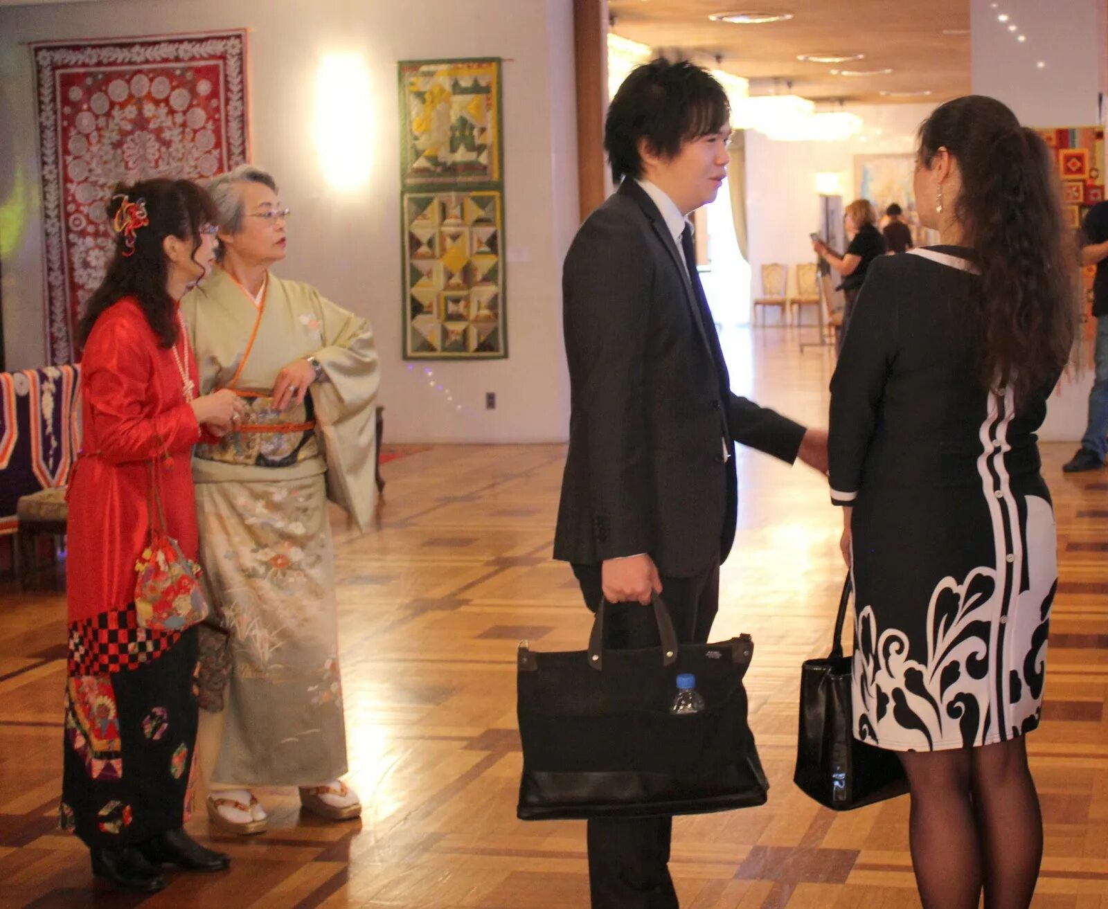 Японский посол. Японское посольство в Москве. Посол Японии в Москве. Посольство Японии внутри. Посольство России в Японии.