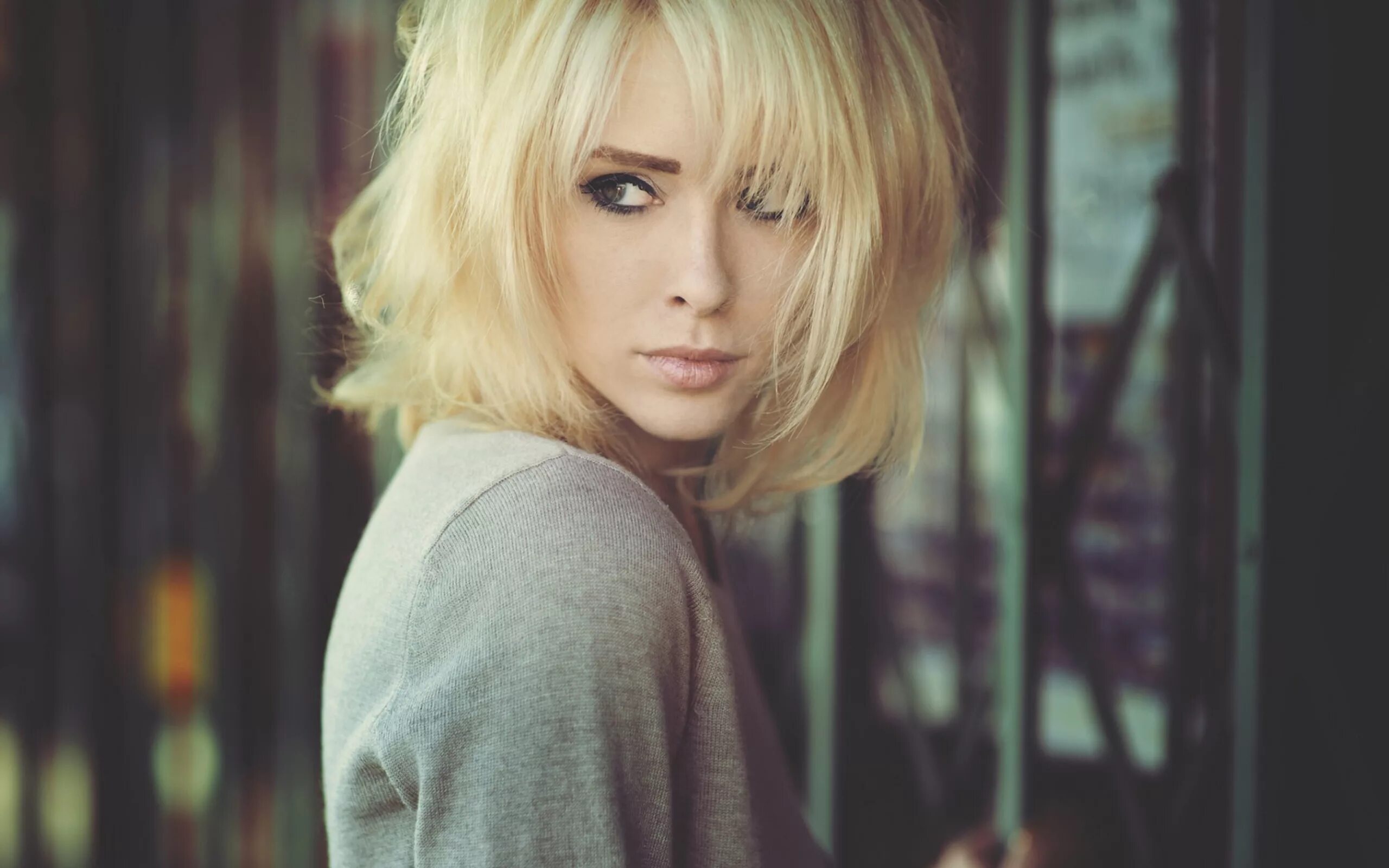 девочки с короткими белыми волосами. блондинка арт. девушка с короткими белыми волосами. Youmu konpaku art. девочки с короткими белыми волосами.