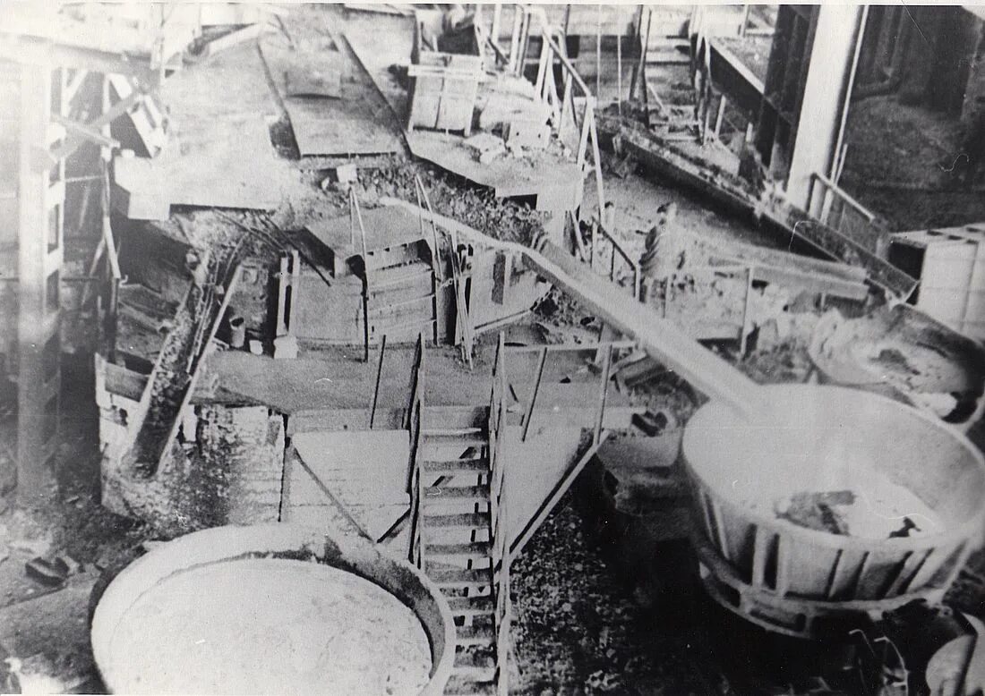 Первый металлом получившим. Первая плавильная фабрика. Плавка меди завод. На Советском заводе 1949.