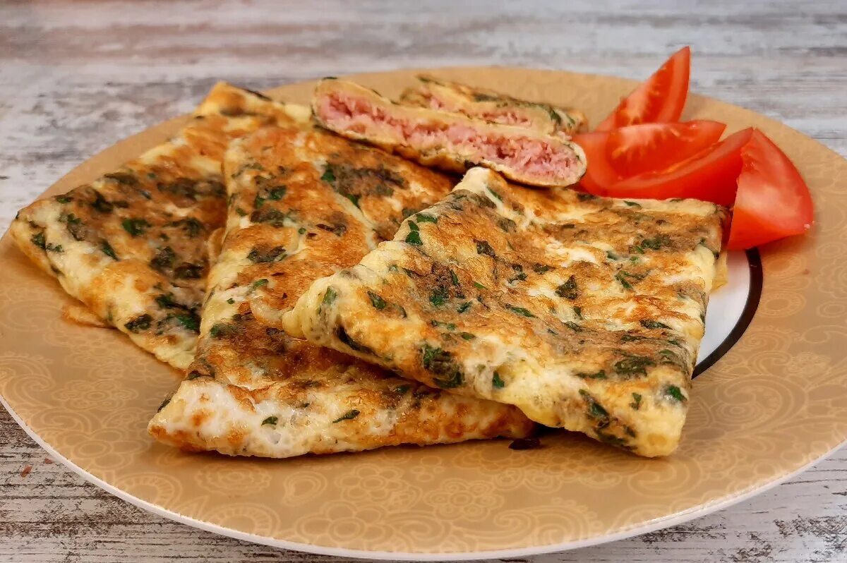 Омлет конвертиком с начинкой. Яичница конвертиком. Омлет конвертиком с сыром. Омлет конвертиком. Конверт из омлета.