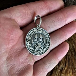 Оберег лапа волка