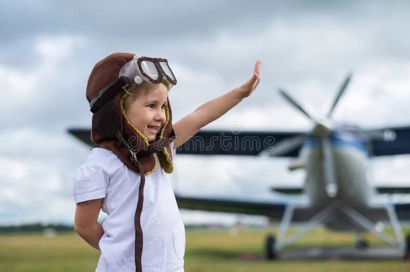 Самолет для детей. Ребенок пилот самолета. Мальчик с самолетиком. Руль летчика для детей. Кидзания пилот.