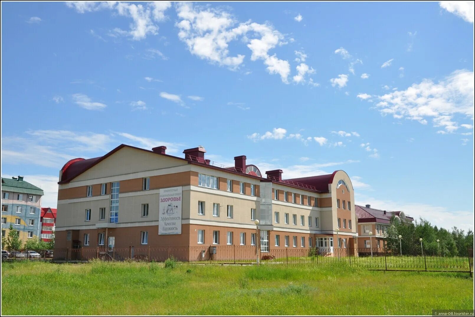 Нижневартовская городская больница 3 ленина. Нефтяников 70 а нижневартовск больница хирургия. Нефтяников 70 а нижневартовск больница. Окружная поликлиника нижневартовск. Окружная клиническая больница нижневартовск новая.