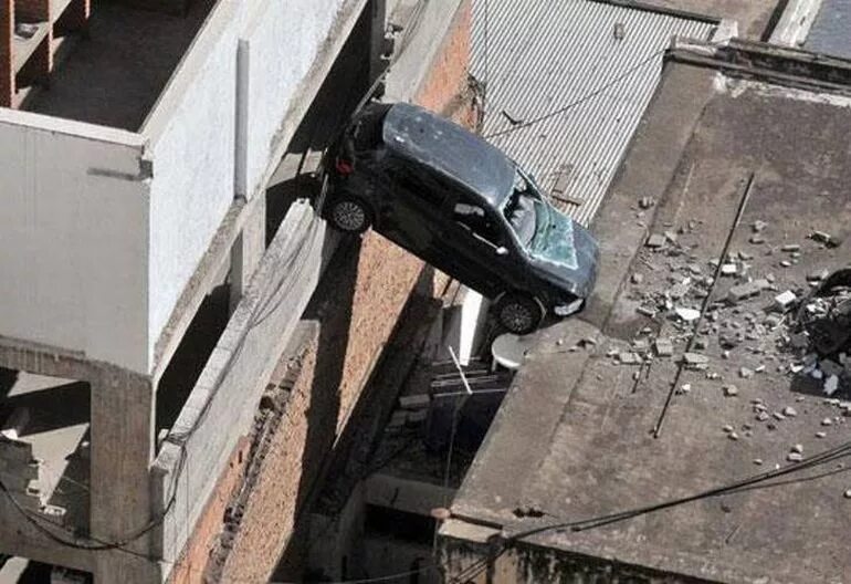 Вылетел с парковки. В москве легковушка зависла на втором этаже парковки. Машина выпала с парковки. Припарковал машину под теплопроводом в якутии. В москве зависла на втором этаже парковки.