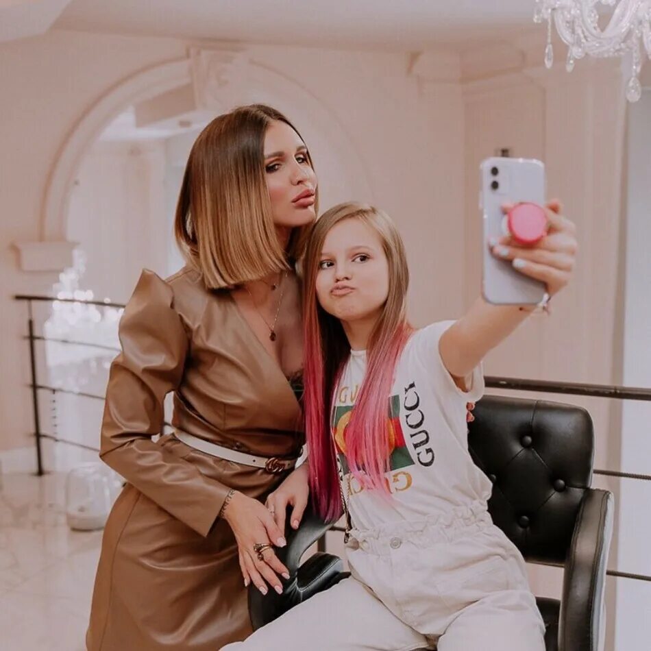 Адель сергеенкова дети. Знакомит с родителями. Супружеская неверность. Дочь привела девушку. Дочь привела девушку.