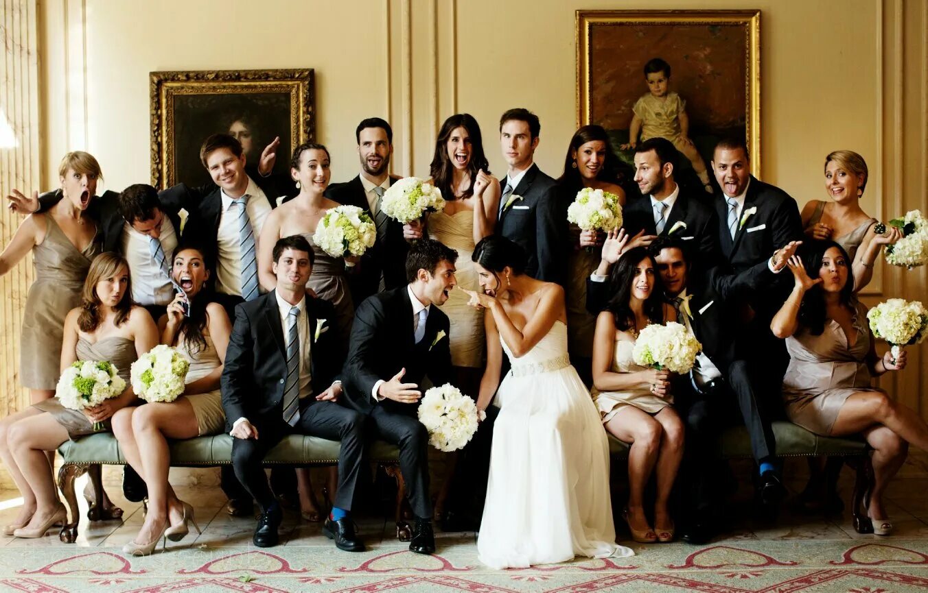 Жених и невеста. Много молодоженов. Молодожены с гостями. Жених и невеста. Идеи для свадебной фотосессии.