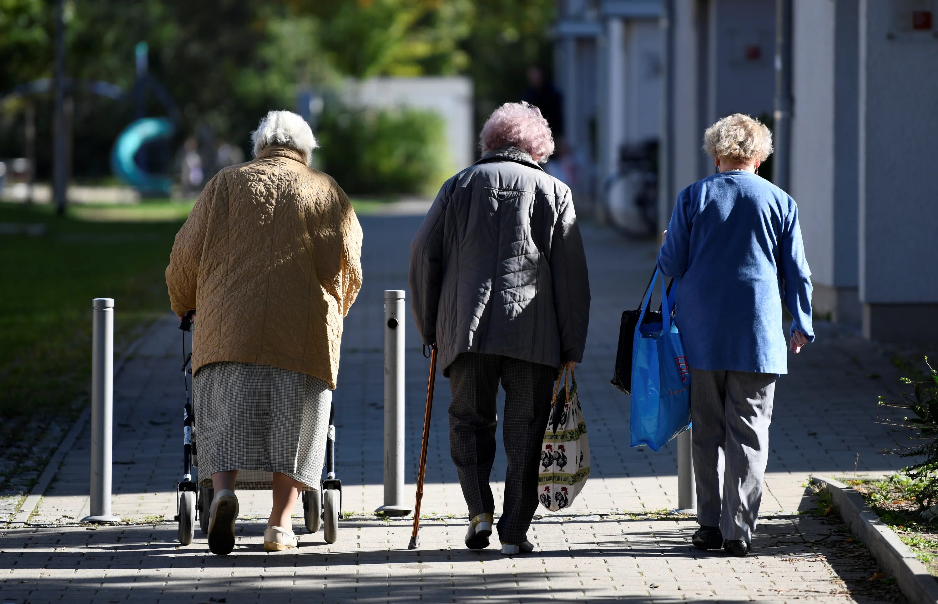Самое пожилое население. Пенсионеры в Европе. Старик идет. Старики Германии на улицах. Люди пенсионного возраста на прогулке.