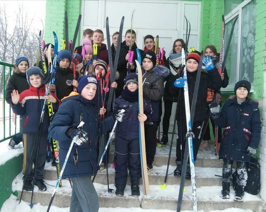 В школе был спортсменом. Средняя школа 18 Барановичи.