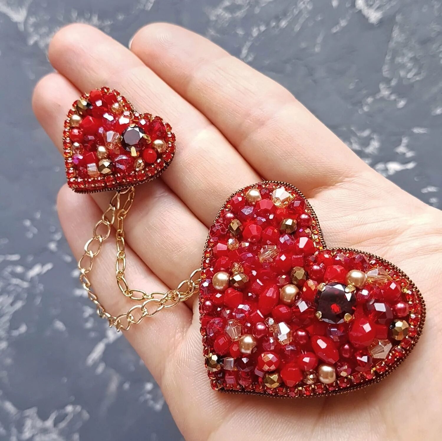 Броши из бисера ко дню влюбленных. Сердечко из бисера. Брошь сердце. Брошь в виде сердца. Сердце из бисера.