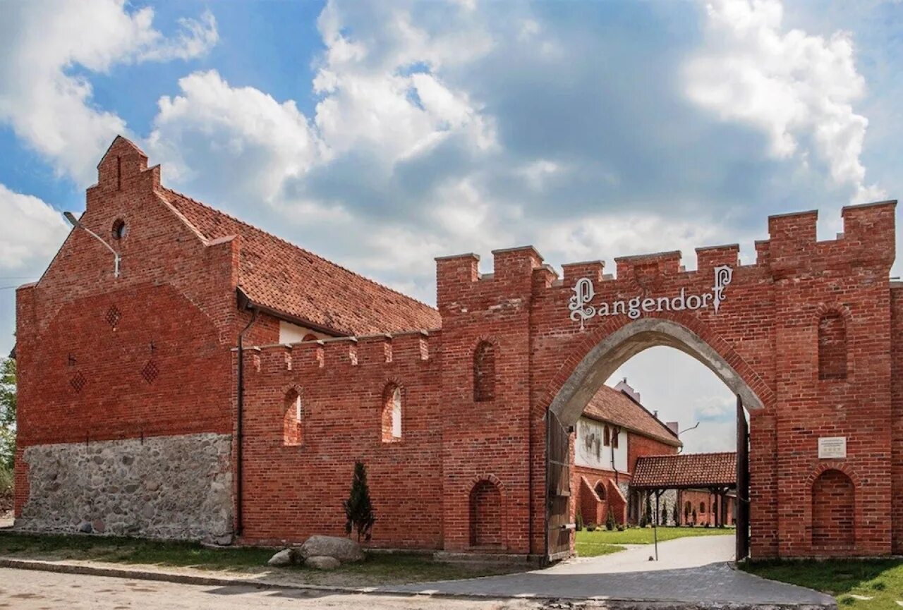 Замок лангендорф. Замковое имение Лангендорф. Замок Лангендорф Калининград. Лангендорф Сокольники Калининградская область. Поместье Лангендорф Калининград.