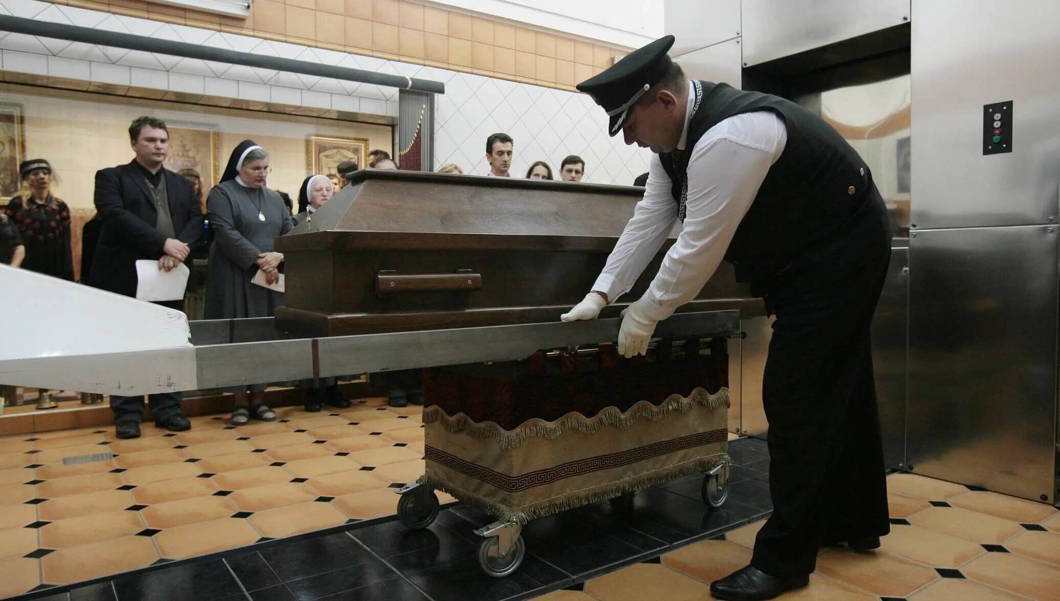 Крематорий кремирование. Горбрус крематорий. Нижегородский крематорий внутри. Крематорий в Новосибирске захоронение.