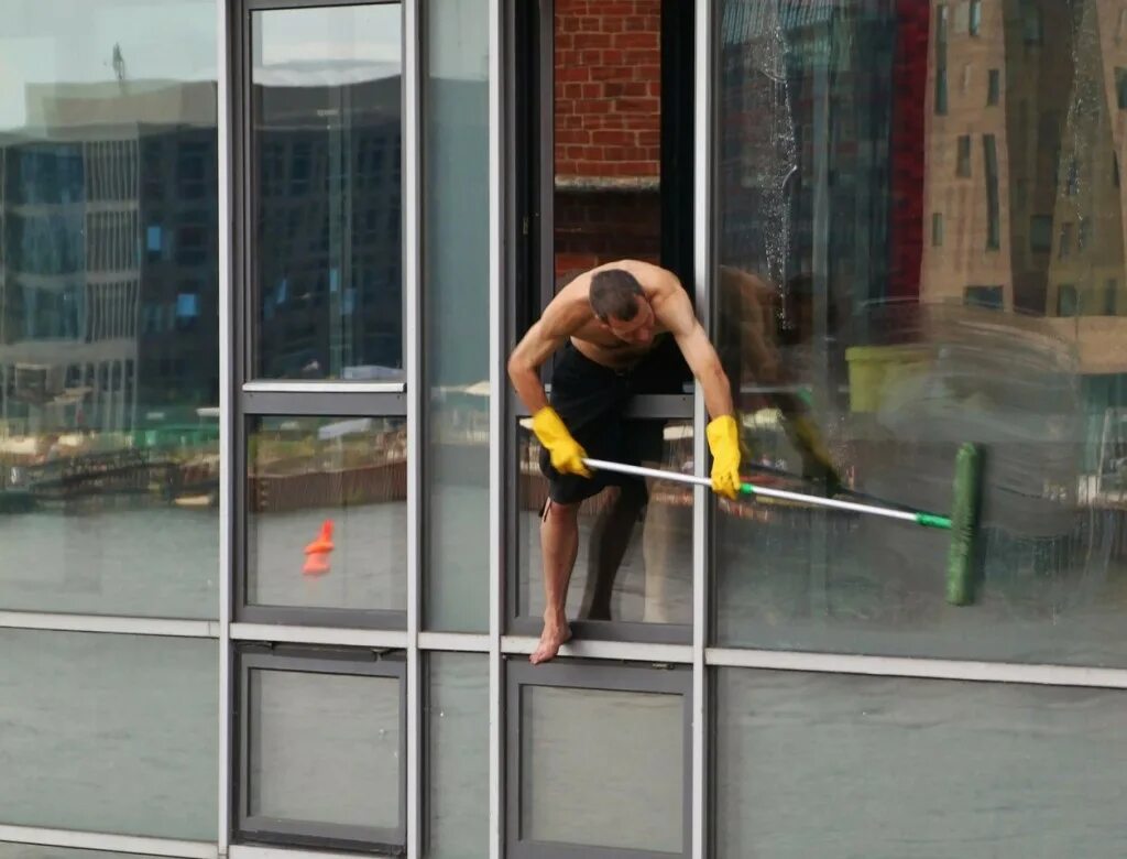 Комната с окном. Окна в американском стиле. Девушка в соседнем окне. Crazy window. Кот на окне.