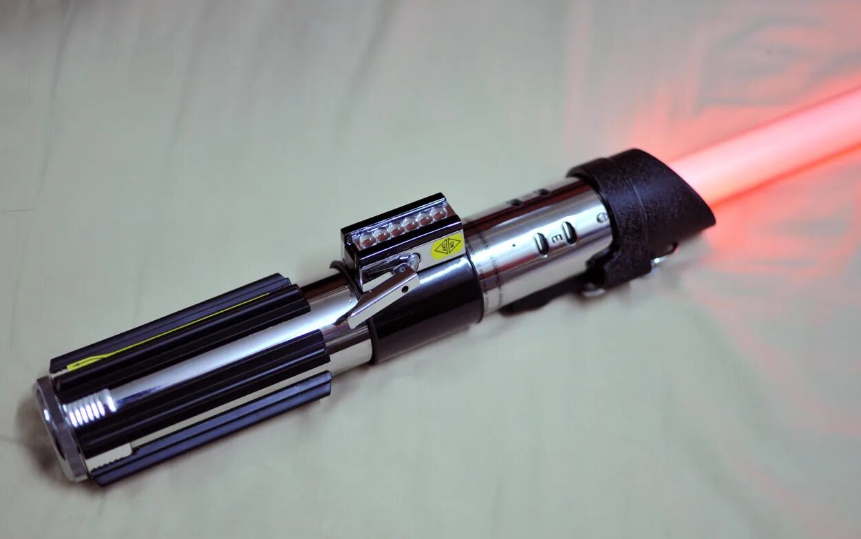 Дарт вейдер с мечом. Меч дарта вейдера. Меч дарта вейдера. Star wars световой меч lightsaber вейдера. Дарт вейдер световой меч.