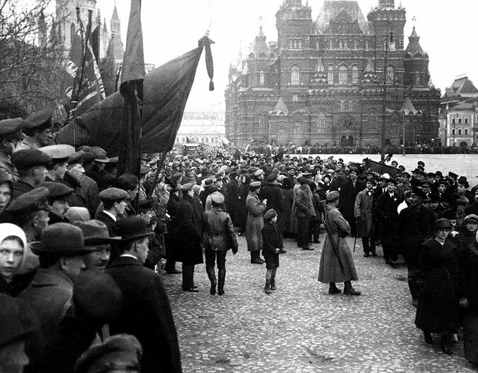 1 мая 1918. Демонстрация 1 мая 1918 года Москва. Первый парад 1918г на красной площади. Красная площадь 1918. Ленин на красной площади 1918.