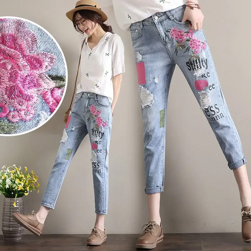 Самые модные джинсы 2024 женские. Джинсы с вышивкой. Джинсы с вышивкой женские. Джинсы женские модные. Летние джинсы для женщин.
