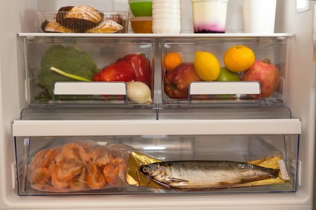 Холодильник с продуктами. Хранение рыбы в холодильнике. Открытый холодильник. Открытый холодильник с едой.