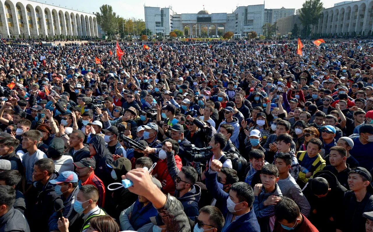 Когда начались волнения. Революция Бишкек 2020. Протесты в Киргизии 2020. Протесты в Киргизии 2005.