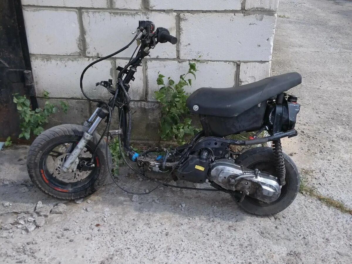 скутер без пластика. рама yamaha bws original. скутер без. скутер без. дио 150 куб корч.