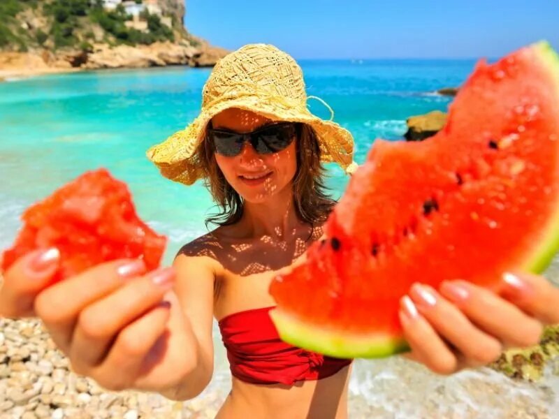 Перекус на пляж. Девушка с фруктами на море. фотосессия на пляже с фруктами. девушка с арбузом на пляже. девушки море пляж фрукты.