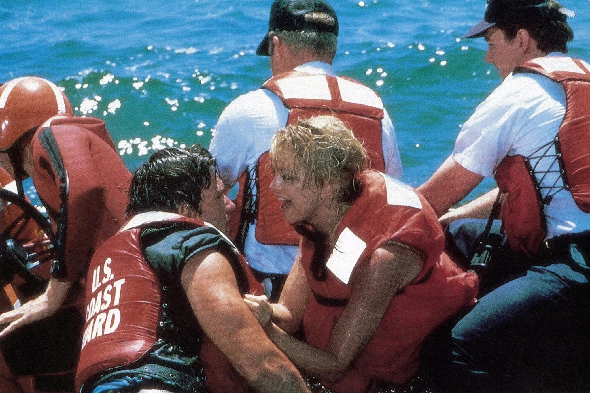 Находиться за бортом. Находиться за бортом. За бортом" (1987г. Голди хоун за бортом. Находиться за бортом.