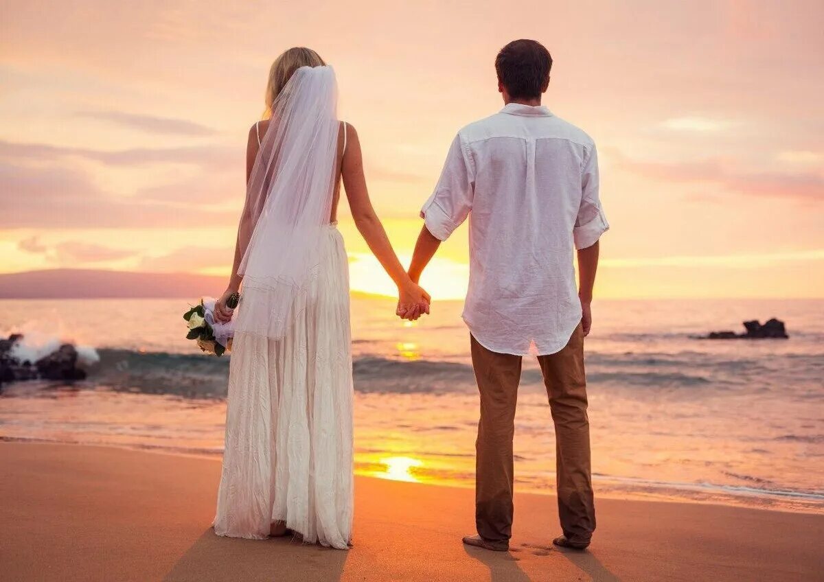 Ты просто замужем а я женат. Влюбленные со спины. Влюбленные на берегу моря. Свадьба на закате у моря. Парочка на берегу моря.