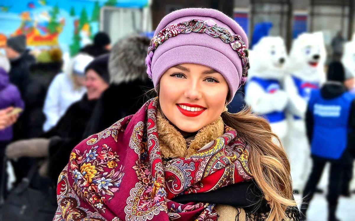 Сибирская красавица платок павлопосадский. Русский женщины сегодня. Славянские девушки. Русский женщины сегодня. Русский женщины сегодня.
