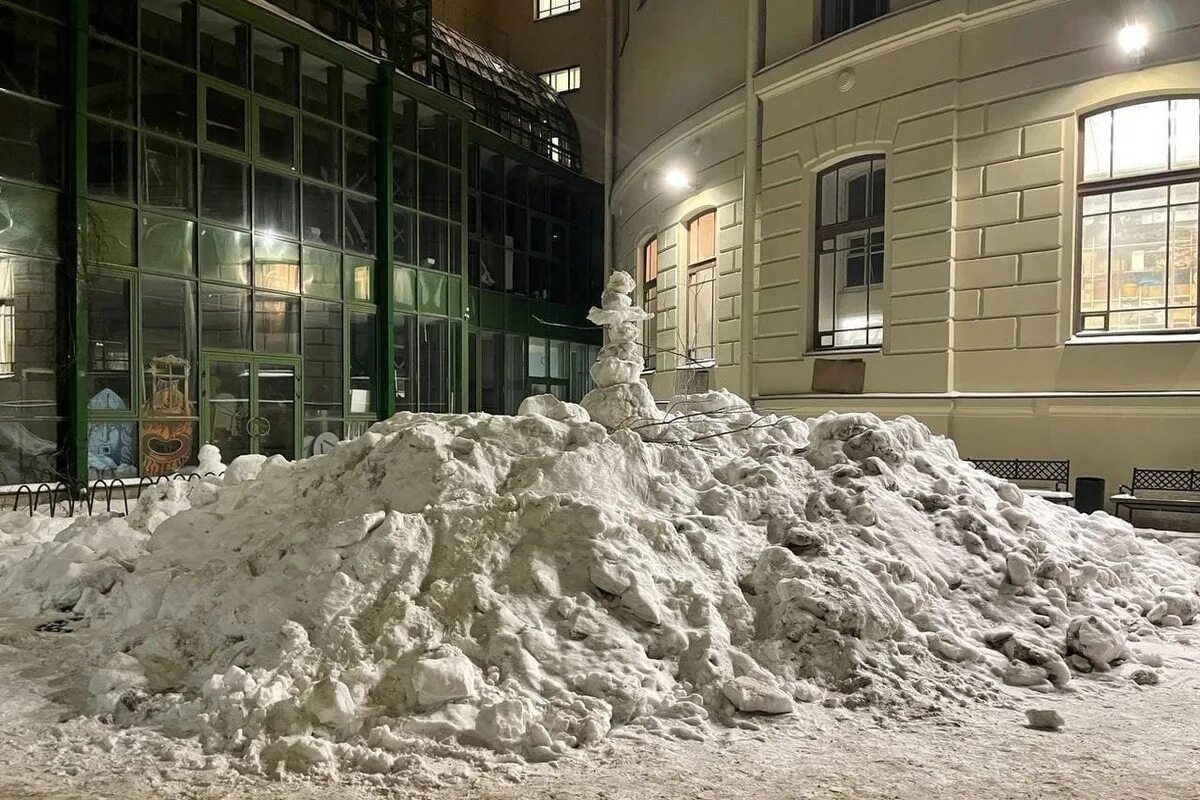 Груды снега. Кучка снега. много снега во дворе. гора снега во дворе. огромная куча снега.